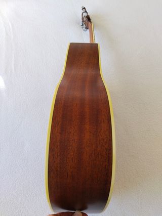 Guitarra Washburn WD32S en madera maciza. 2003