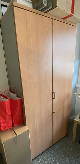 Librería de madera con puertas