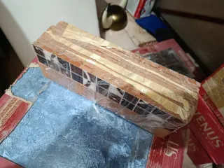 Cenefas de azulejos marrones y blancos