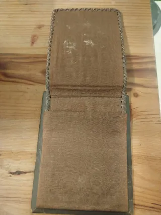 Portacartas cuero repujado inglés cosido