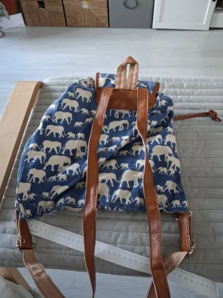 Mochila azul, blanca y marrón con elefantes