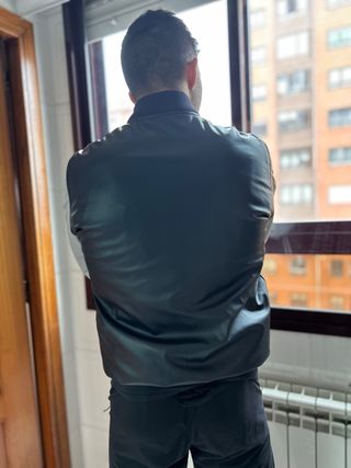 Cazadora polipiel Pull and Bear negra y gris