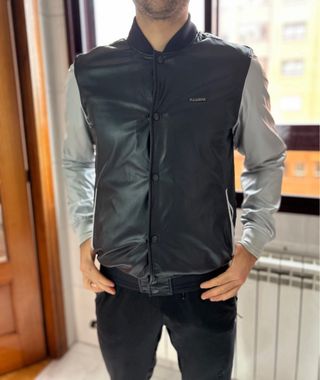 Cazadora polipiel Pull and Bear negra y gris