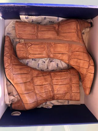 Botines imitación cocodrilo camel talla 36