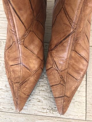 Botines imitación cocodrilo camel talla 36