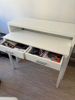 Escritorio blanco con cajones abatible semi nuevo