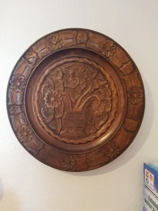 Plato decorativo de madera tallada