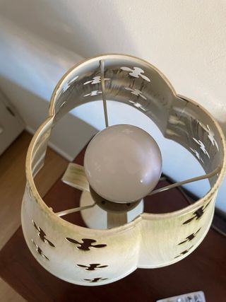 Lámpara de mesa beige y dorada