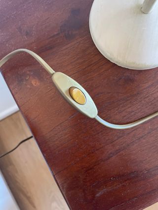 Lámpara de mesa beige y dorada