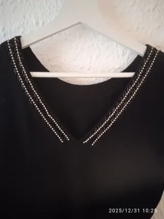 Vestido  depunto cristales en cuello. Corto.