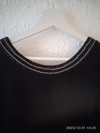 Vestido  depunto cristales en cuello. Corto.