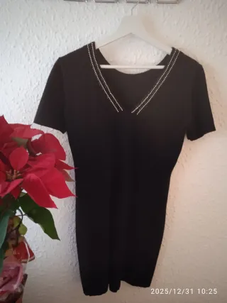 Vestido  depunto cristales en cuello. Corto.