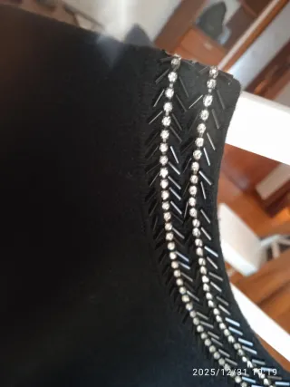 Vestido  depunto cristales en cuello. Corto.