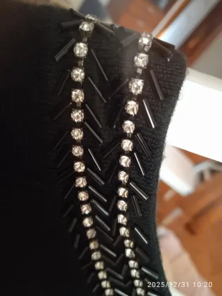 Vestido  depunto cristales en cuello. Corto.