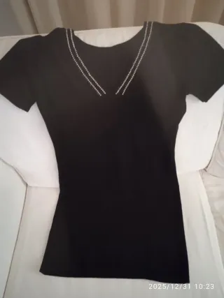 Vestido  depunto cristales en cuello. Corto.