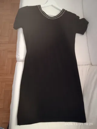 Vestido  depunto cristales en cuello. Corto.