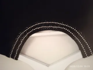 Vestido  depunto cristales en cuello. Corto.