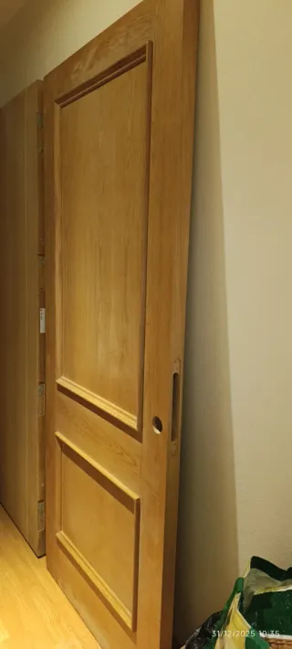 Puerta de madera con diseño panelado