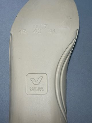 Tênis Veja Castanho e Preto