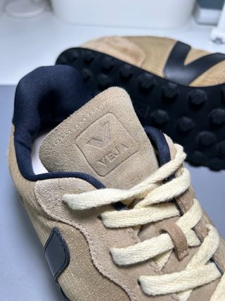 Tênis Veja Castanho e Preto