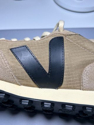 Tênis Veja Castanho e Preto