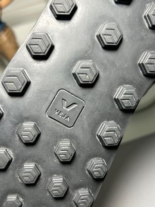 Tênis Veja Castanho e Preto