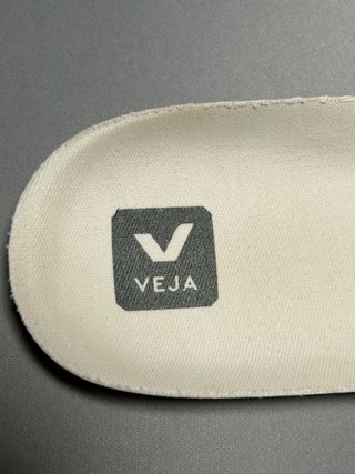 Tênis Veja Castanho e Preto