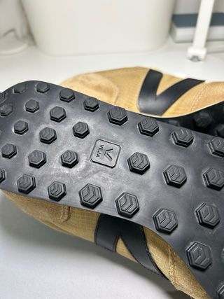 Tênis Veja Castanho e Preto