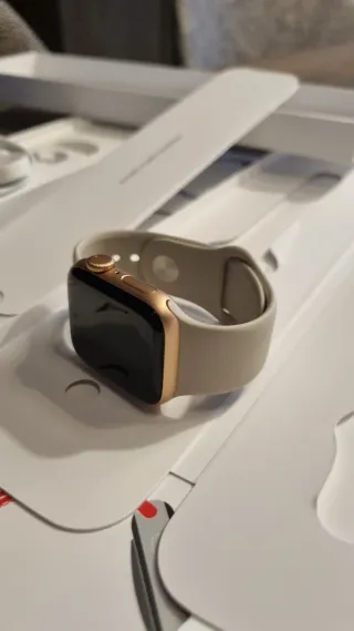 Apple Watch SE 40mm Gold Case, starlight