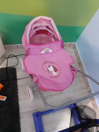 Carrito de muñecas rosa con unicornio