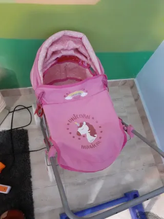 Carrito de muñecas rosa con unicornio