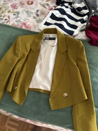 Americana corta Zara verde oliva