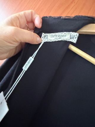 Vestido negro elegante con encaje