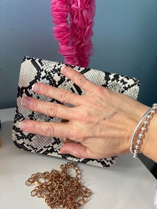 Bolso fiesta serpiente negro y blanco