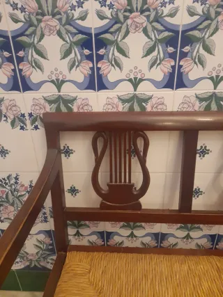 Banco de madera y mimbre estilo clásico