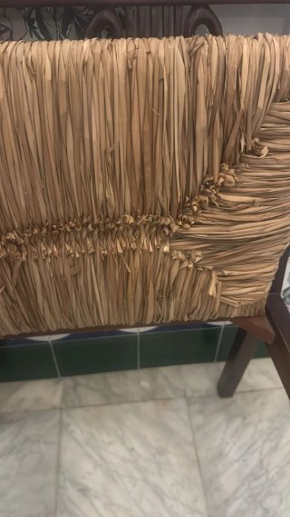 Banco de madera y mimbre estilo clásico