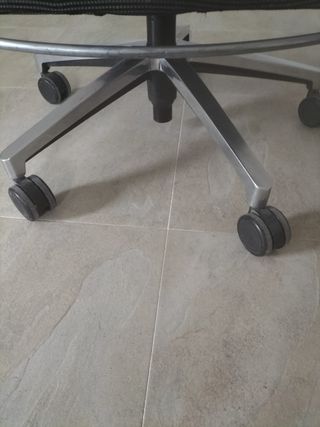 Silla de oficina azul y negra