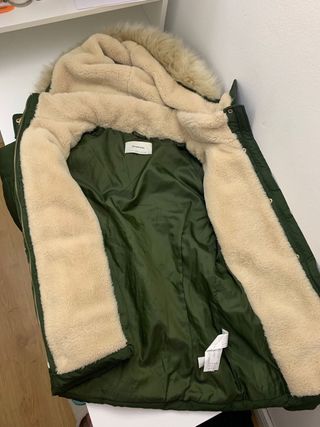 Abrigo acolchado verde con capucha