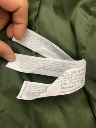 Abrigo acolchado verde con capucha