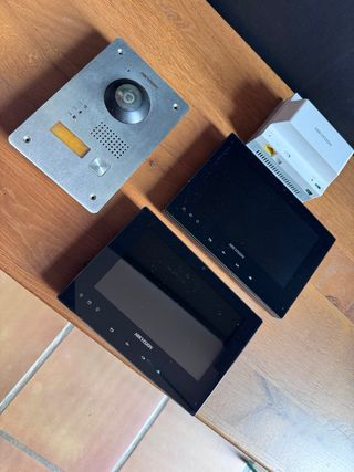 Hikvision DS-KV8103-IME2 + 2 DS-KH8340