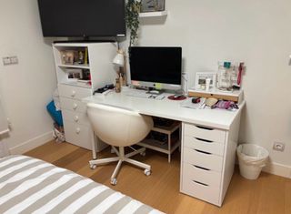 Escritorio y silla de estudio blanca