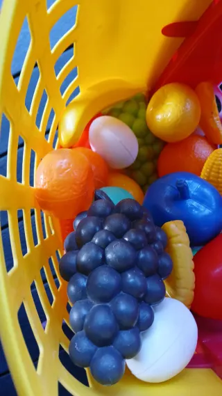 Carrito compra infantil con frutas y verduras