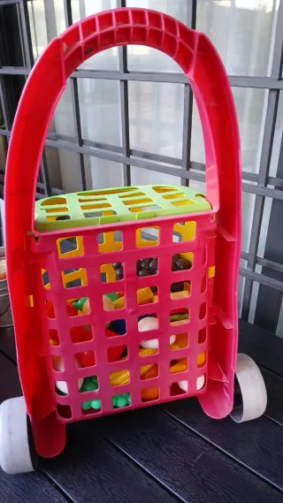 Carrito compra infantil con frutas y verduras