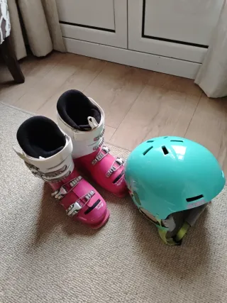 Botas de esquí y casco infantiles