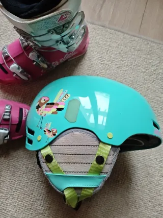Botas de esquí y casco infantiles