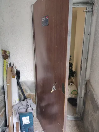 Puerta  con marco antiokupa con llave