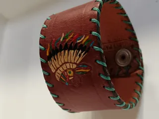Bracciale in cuoio con disegno indiano