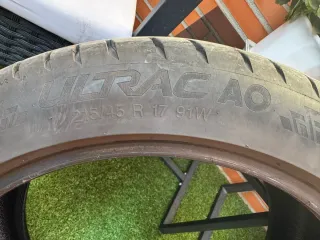 Rueda 215/45 R17 91W con 5mm de dibujo.