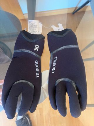 Traje de neopreno azul y negro