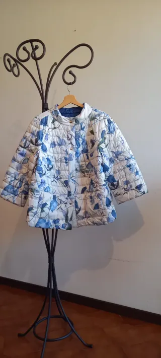 Giacca reversibile fantasie fiori blu e bianchi